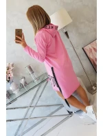 Svetloružové šaty s kapucňou a potlačou Svetloružové šaty s kapucňou a potlačou