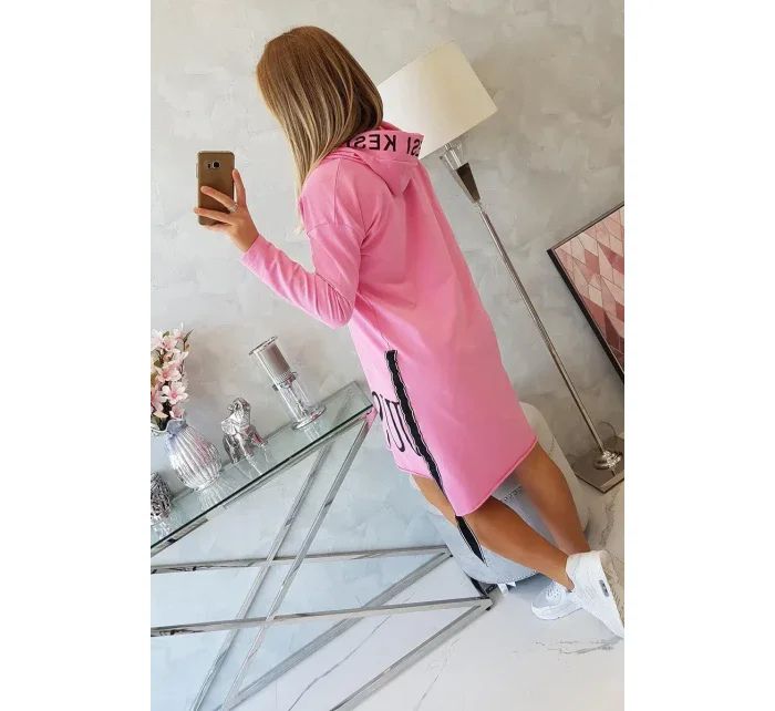 Svetloružové šaty s kapucňou a potlačou Svetloružové šaty s kapucňou a potlačou