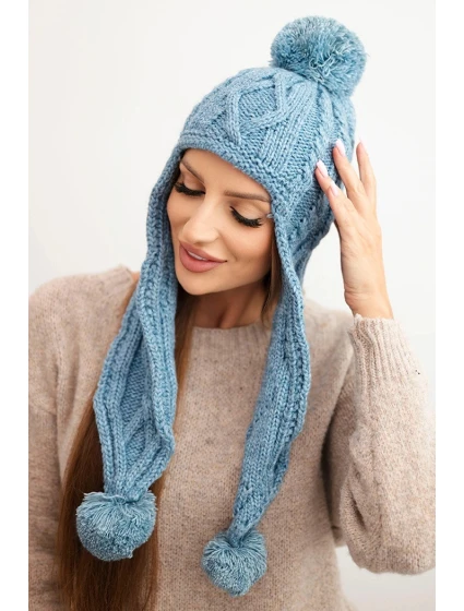 Dámska zimná vlnená čiapka s bambuľkami a predĺženými bokmi K448 tyrkysová