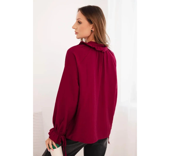 Dámska viskózna blúzka s véčkovým výstrihom a viazankami na rukávoch slivka Dámska viskózna blúzka s véčkovým výstrihom a viazankami na rukávoch slivka
