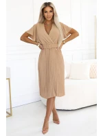 Plisované midi šaty s obálkovým výstřihem a širokým páskem model 21210352 - numoco basic Plisované midi šaty s obálkovým výstřihem a širokým páskem model 21210352 - numoco basic