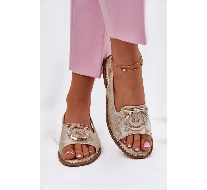 Elegantní Sandály S Dekorací Na Plochém Podpatku model 21698171 Zlaté - S.Barski