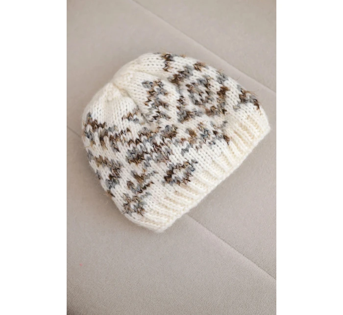 Dámska zimná čiapka s farebnými vzormi a hrubým úpletom K353 ecru+grey