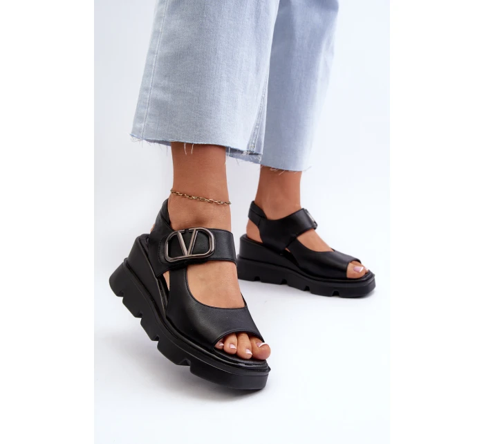 Dámské sandály na podrážce a platformě z ekokože černé model 21658356 - VINCEZA Dámské sandály na podrážce a platformě z ekokože černé model 21658356 - VINCEZA