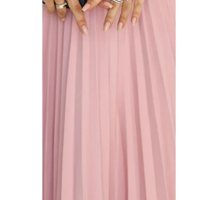 311-19 LILA Klasické plisované šaty s krátkymi rukávmi a opaskom - PUDRAL ROSE