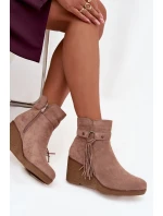 Zateplené dámské kotníkové boty na platformě s třásněmi béžové model 21711536 - Boto Zateplené dámské kotníkové boty na platformě s třásněmi béžové model 21711536 - Boto