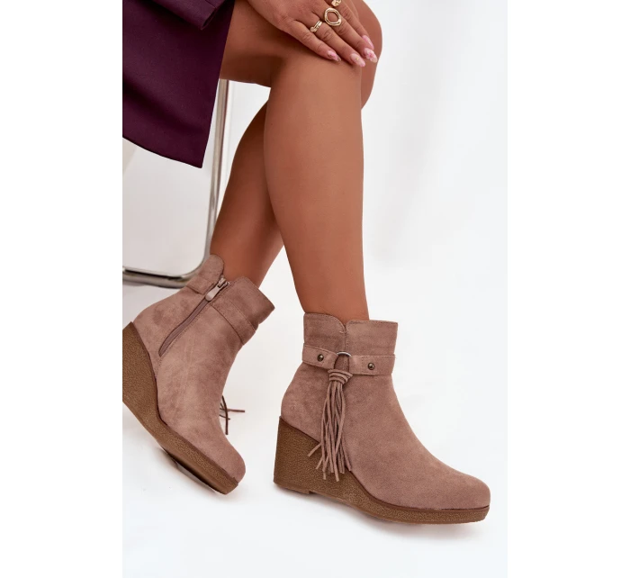 Zateplené dámské kotníkové boty na platformě s třásněmi béžové model 21711536 - Boto Zateplené dámské kotníkové boty na platformě s třásněmi béžové model 21711536 - Boto