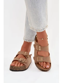 Dámské pantofle na korkové platformě se zlatými sponami tmavě béžové model 21919279 - Boto