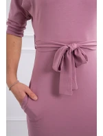Šaty s krídlami na ramenách tmavo ružové