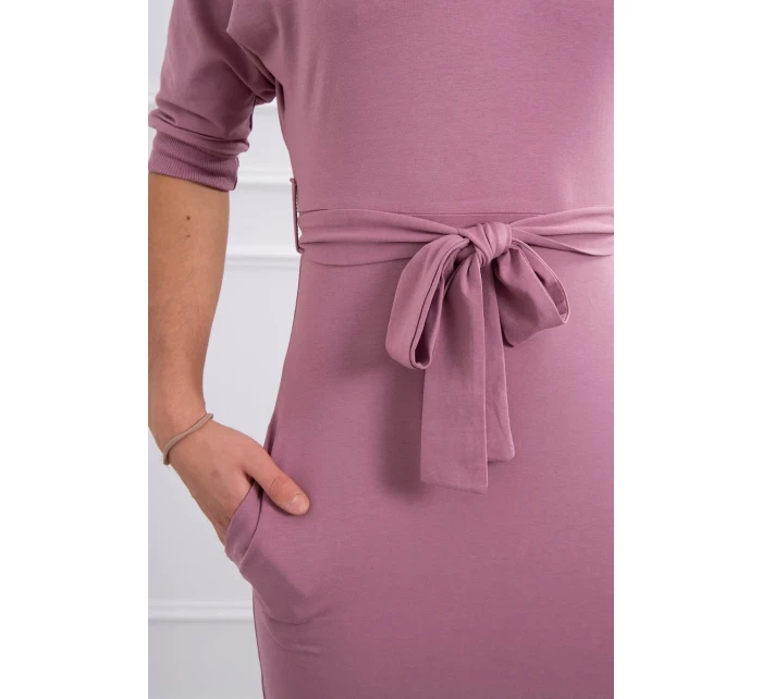 Šaty s krídlami na ramenách tmavo ružové