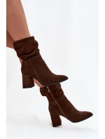 Kozačky z přírodního semiše zateplené na podpatku s  Čokoládové model 21718480 - Zazoo