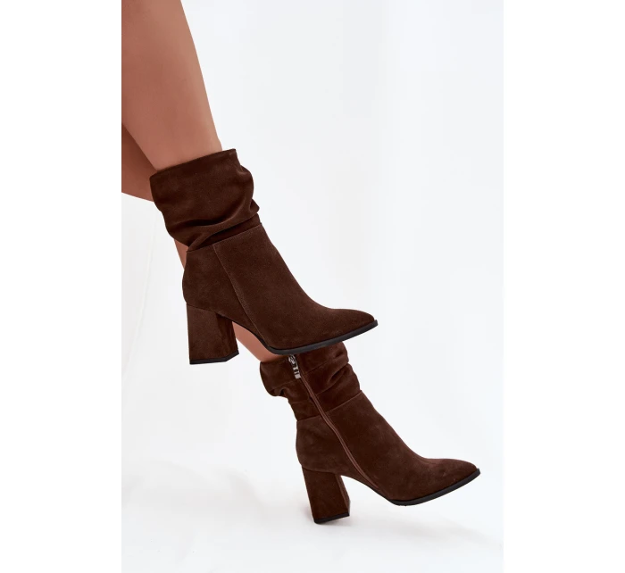 Kozačky z přírodního semiše zateplené na podpatku s  Čokoládové model 21718480 - Zazoo