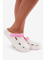 Dámské pěnové bílé pantofle s růžovým páskem model 22359720 - Boto Dámské pěnové bílé pantofle s růžovým páskem model 22359720 - Boto