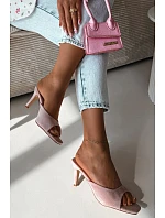 Žabky na podpätku model 226525 Krok vo veľkom štýle Žabky na podpätku model 226525 Krok vo veľkom štýle