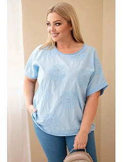 Dámská bavlněná halenka Plus Size s model 22092384 květinami modrá - K-Fashion