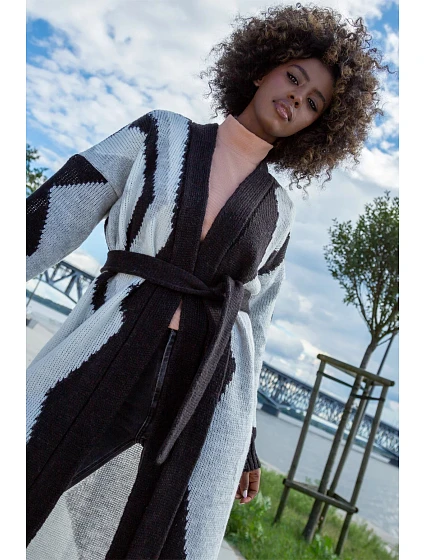 Dámský dlouhý Cardigan model 20592291 Černá s bílou mix - Fobya Dámský dlouhý Cardigan model 20592291 Černá s bílou mix - Fobya