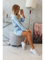 Šaty zdobené modrou stuhou Šaty zdobené modrou stuhou