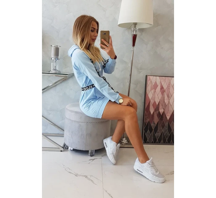 Šaty zdobené modrou stuhou Šaty zdobené modrou stuhou