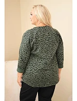 Dámska blúzka vo veľkosti Plus Size s leopardím vzorom a predĺženým zadným dielom v khaki farbe