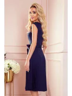 LILA Tmavě modré dámské plisované šaty s krátkými rukávy model 17276548 - numoco LILA Tmavě modré dámské plisované šaty s krátkými rukávy model 17276548 - numoco
