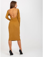 Tmavožlté pletené šaty s retiazkou na chrbte