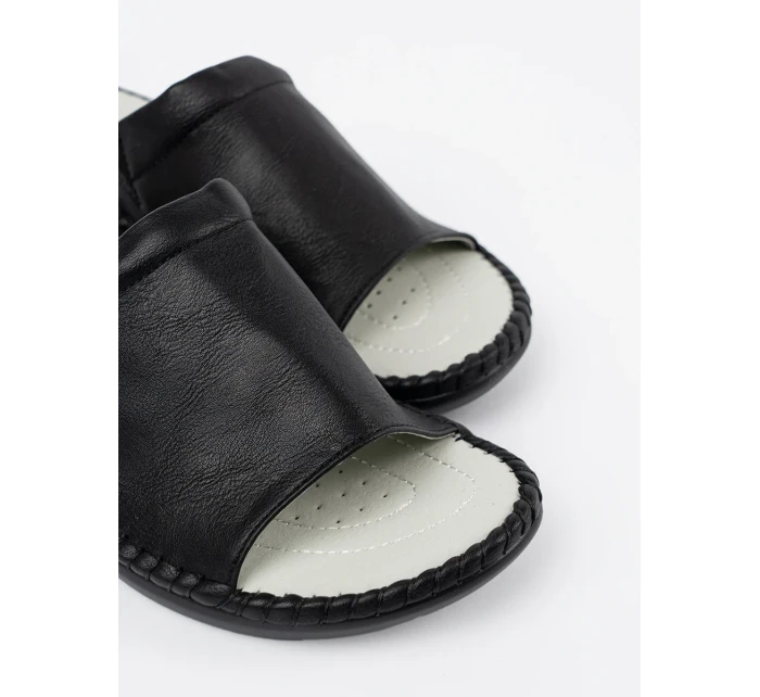 Moderné dámske čierne ponožky na plochom podpätku Moderné dámske čierne ponožky na plochom podpätku