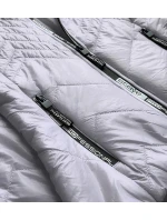 Krátka šedá prešívaná dámska bunda s kapucňou (B9566)