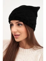 Dámska zimná čiapka s ozdobným úpletom a klasickým strihom K372 čierna