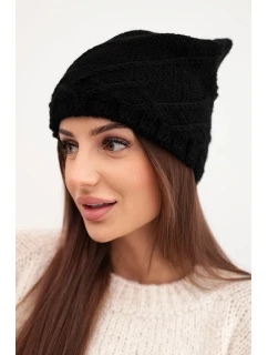Dámska zimná čiapka s ozdobným úpletom a klasickým strihom K372 čierna