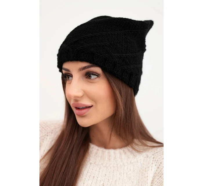 Dámska zimná čiapka s ozdobným úpletom a klasickým strihom K372 čierna