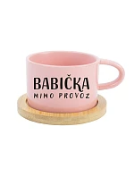 BABIČKA MIMO PROVOZ – ružový hrnček s makrónkou, 200 ml BABIČKA MIMO PROVOZ – ružový hrnček s makrónkou, 200 ml