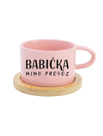 BABIČKA MIMO PROVOZ – ružový hrnček s makrónkou, 200 ml BABIČKA MIMO PROVOZ – ružový hrnček s makrónkou, 200 ml
