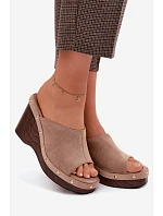 Dámské sandály na platformě z umělé semiše zlaté tmavě béžové model 22125740 - Boto