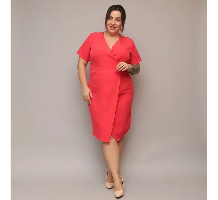 Dámske skladané obálkové šaty v koralovej farbe s dĺžkou po kolená (743)