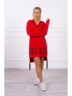 Šaty s kapucňou a červenou potlačou