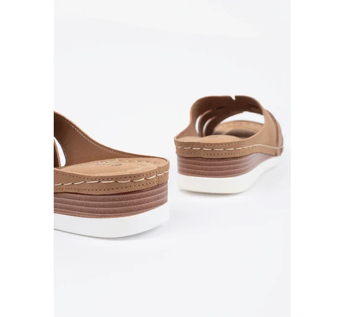 Pěkné dámské nazouváky hnědé na klínku Pěkné dámské nazouváky hnědé na klínku