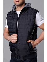 Černá pánská prošívaná vesta s kapucí model 18347850 - J.STYLE Černá pánská prošívaná vesta s kapucí model 18347850 - J.STYLE