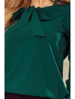 Dámska blúzka v zelenej fľaškové farbe s viazaním v prednej časti model 5917700 Dámska blúzka v zelenej fľaškové farbe s viazaním v prednej časti model 5917700