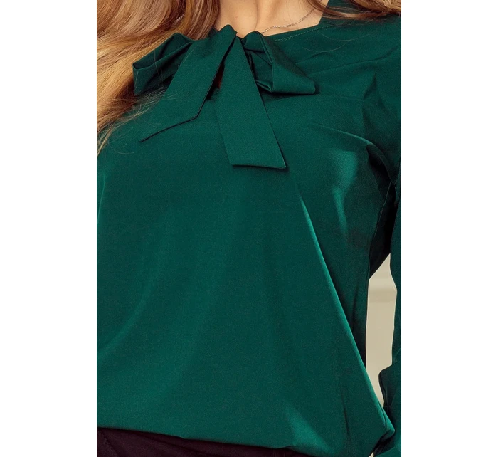 Dámska blúzka v zelenej fľaškové farbe s viazaním v prednej časti model 5917700 Dámska blúzka v zelenej fľaškové farbe s viazaním v prednej časti model 5917700