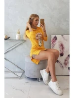 Šaty s dlhším chrbtom a farebnou horčicovou potlačou