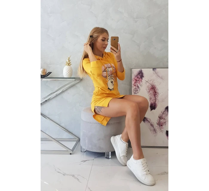 Šaty s dlhším chrbtom a farebnou horčicovou potlačou