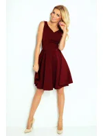 Rozšířené dámské šaty v bordó barvě s výstřihem ve tvaru srdce model 6703274 - numoco