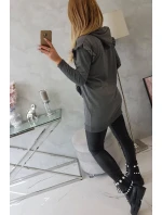 Šaty s ozdobnými volánky a kapucí v grafitové barvě