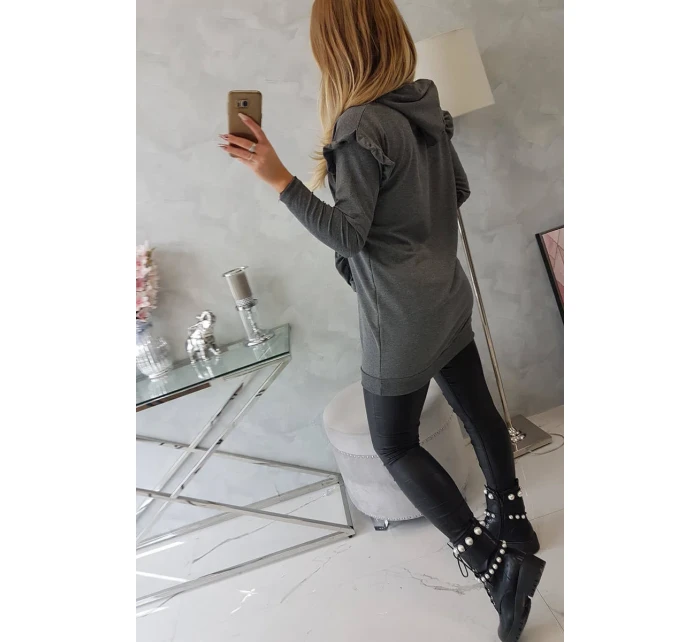 Šaty s ozdobnými volánky a kapucí v grafitové barvě