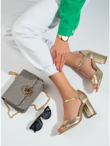 Módne zlaté dámske sandále na širokom podpätku Módne zlaté dámske sandále na širokom podpätku