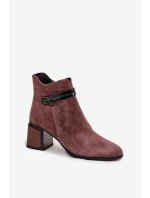 Semišové kožené dámské kotníkové boty na sloupku s ozdobným páskem zateplené model 21715538 Hnědé - D&A