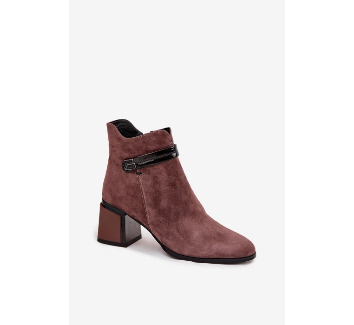 Semišové kožené dámské kotníkové boty na sloupku s ozdobným páskem zateplené model 21715538 Hnědé - D&A