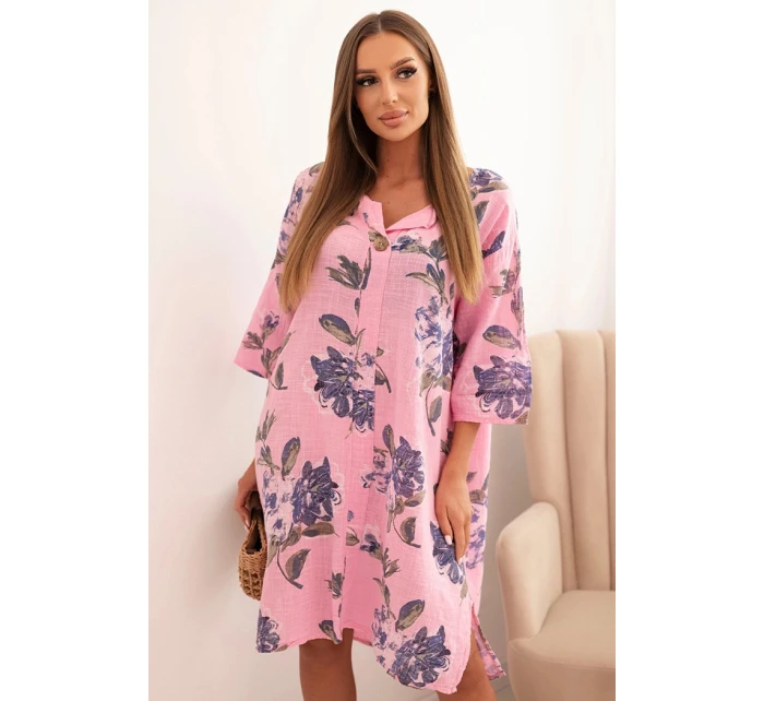 Dámske bavlnené šaty s kvetinovým vzorom a 3/4 rukávmi svetloružovej farby Dámske bavlnené šaty s kvetinovým vzorom a 3/4 rukávmi svetloružovej farby