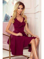 Dámské šaty ve vínové bordó barvě s volánky ve výstřihu model 8457542 - numoco Dámské šaty ve vínové bordó barvě s volánky ve výstřihu model 8457542 - numoco
