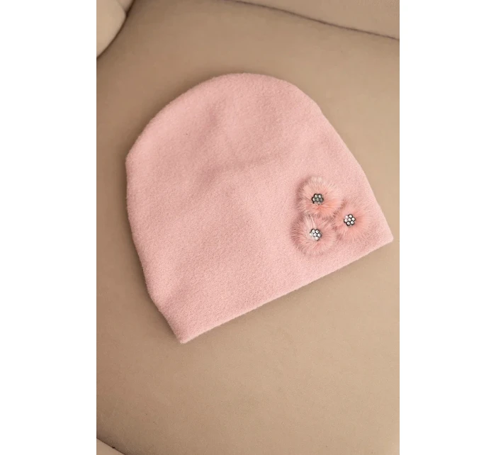 Dámská čepice s ozdobnými model 21489442 květinami elegantní černá - K-Fashion